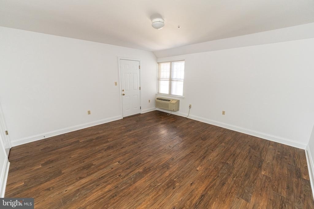 804 Travers Street - Photo 2
