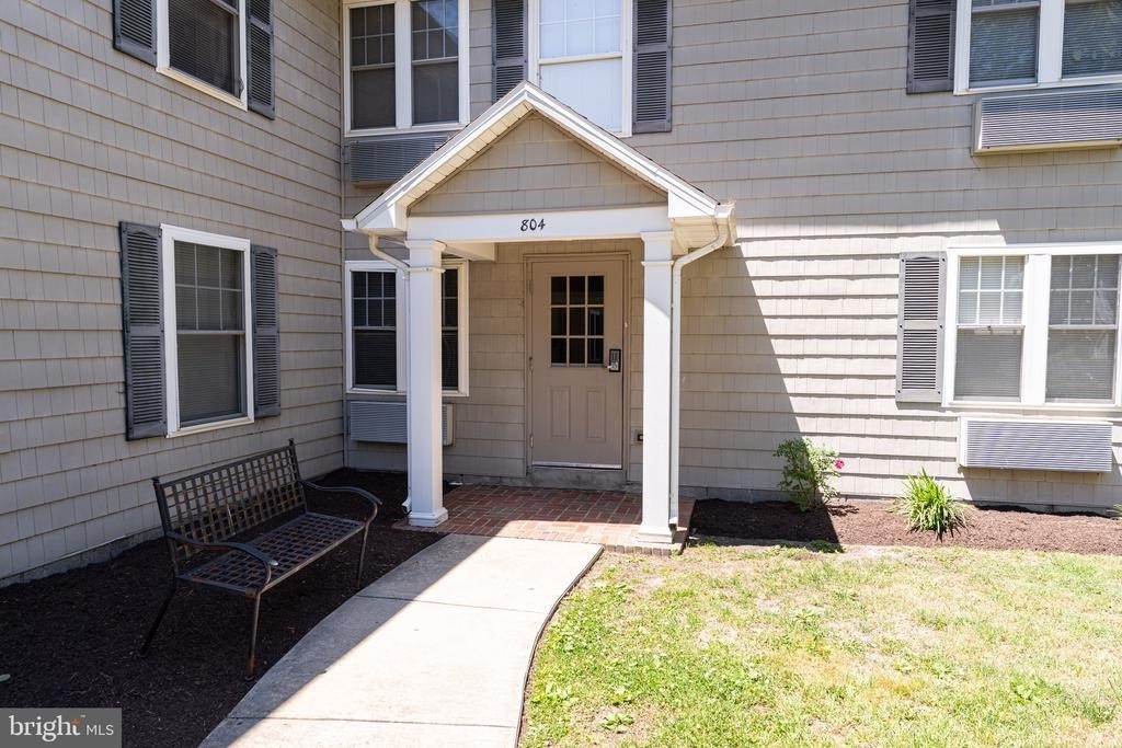 804 Travers Street - Photo 0
