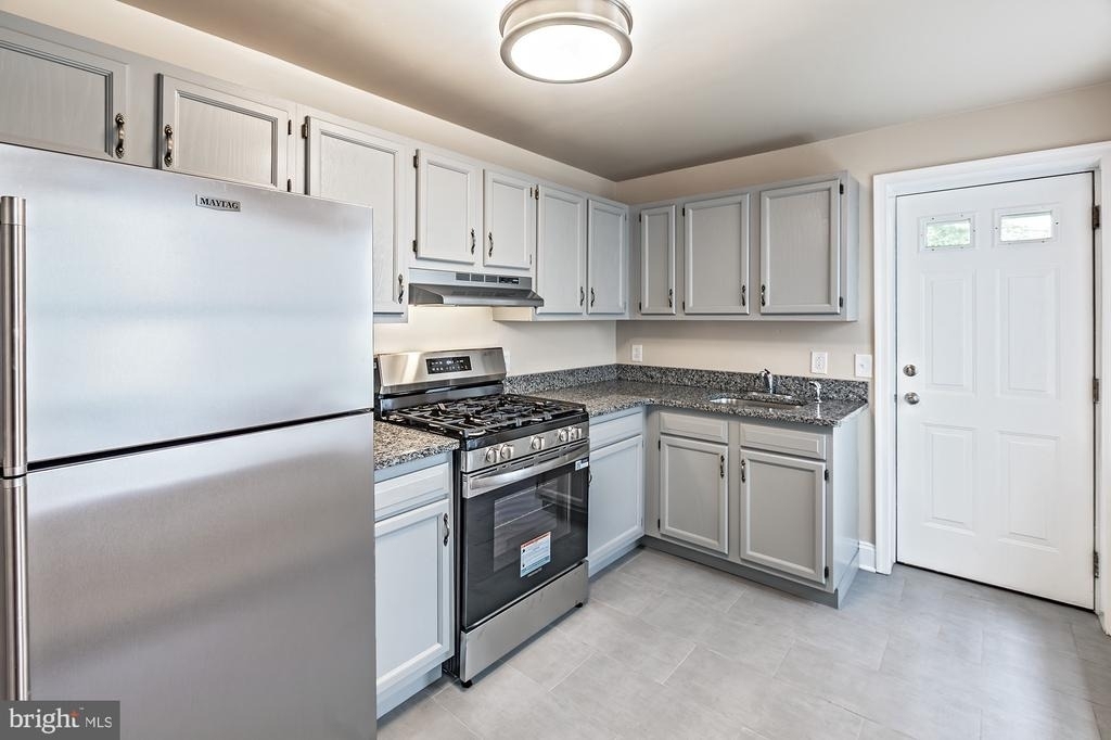 1607 Howland Street - Photo 3