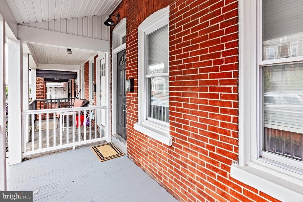 1607 Howland Street - Photo 1