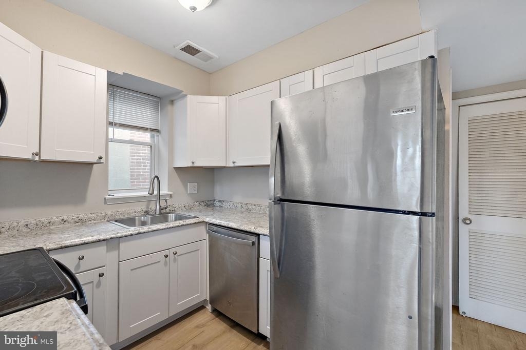 827 N Jackson Street - Photo 2
