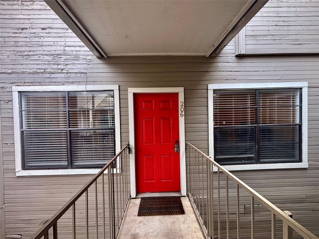 915 W 23rd St - Photo 3