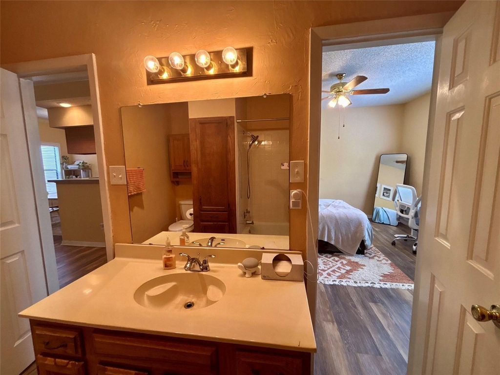 915 W 23rd St - Photo 15