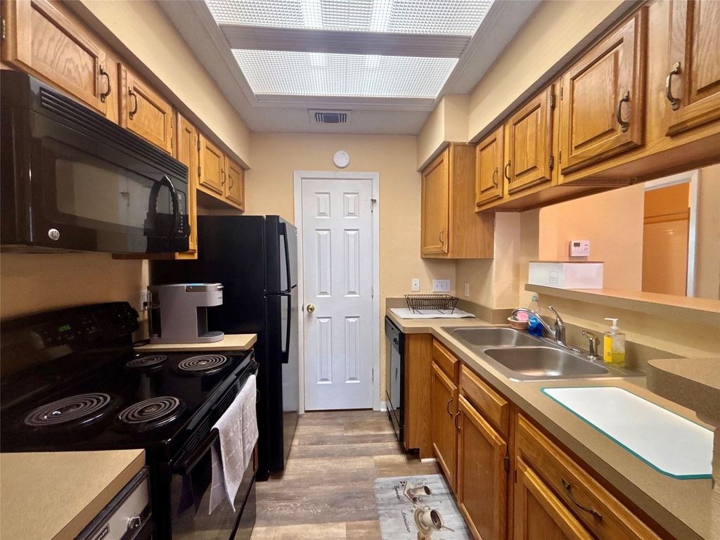 915 W 23rd St - Photo 9
