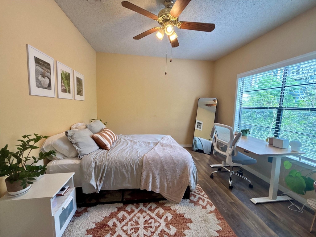 915 W 23rd St - Photo 20