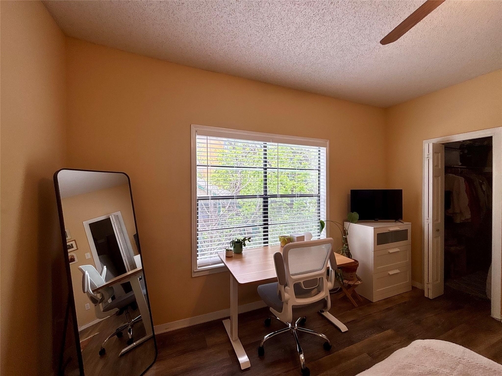 915 W 23rd St - Photo 22