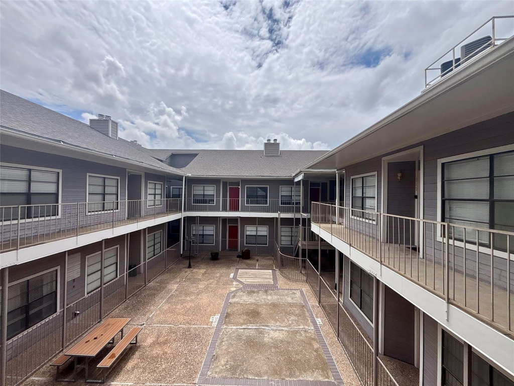 915 W 23rd St - Photo 2