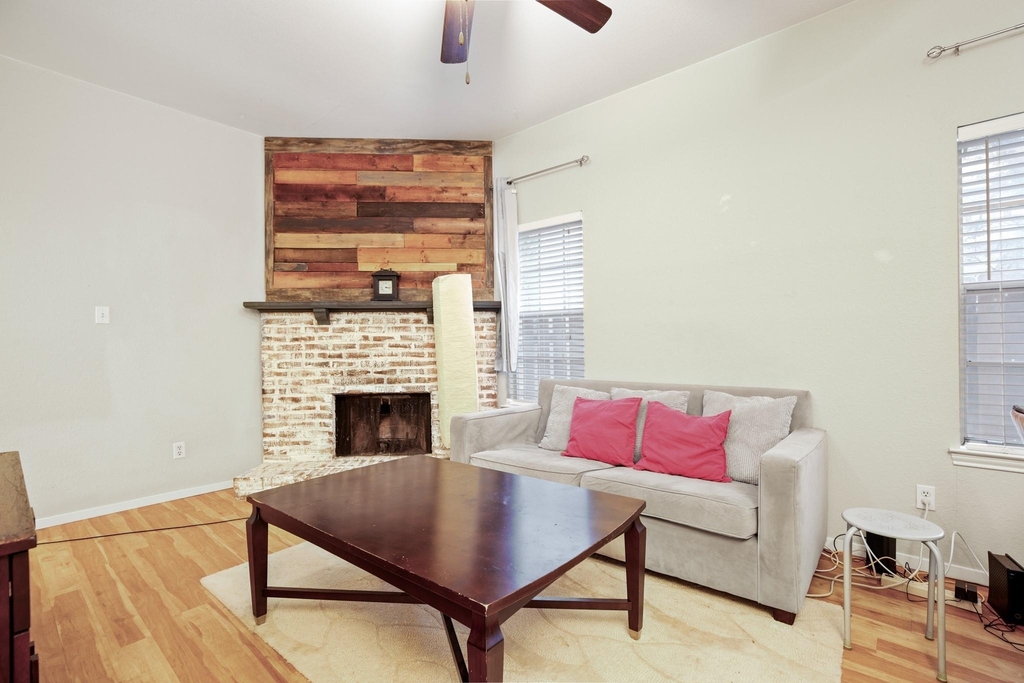 2810 Nueces St - Photo 3
