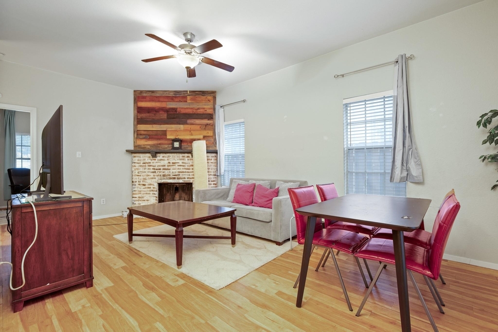 2810 Nueces St - Photo 2