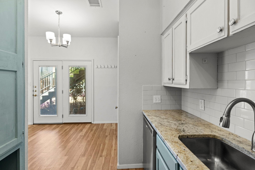 2810 Nueces St - Photo 9