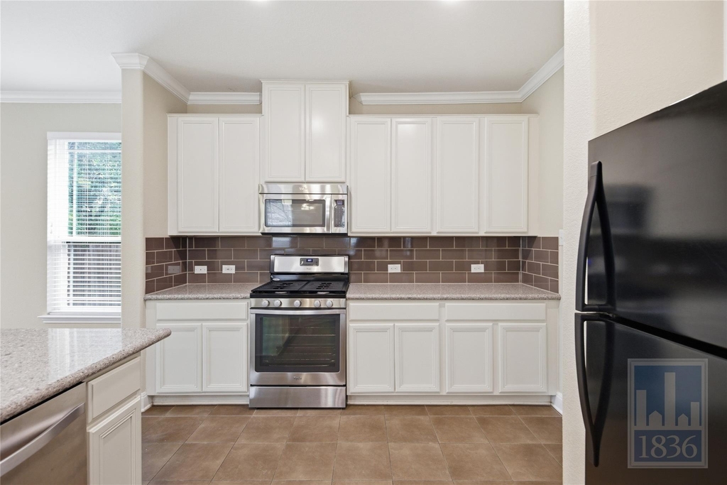 4906 Madrid Dr - Photo 3