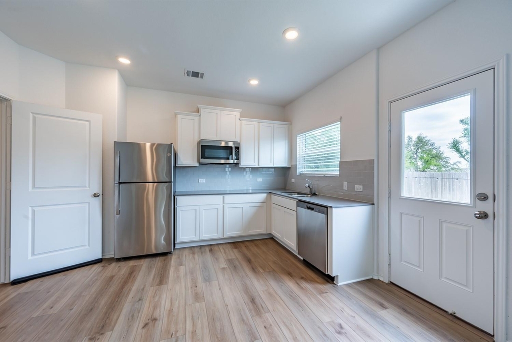 10217 Prague Ct - Photo 2
