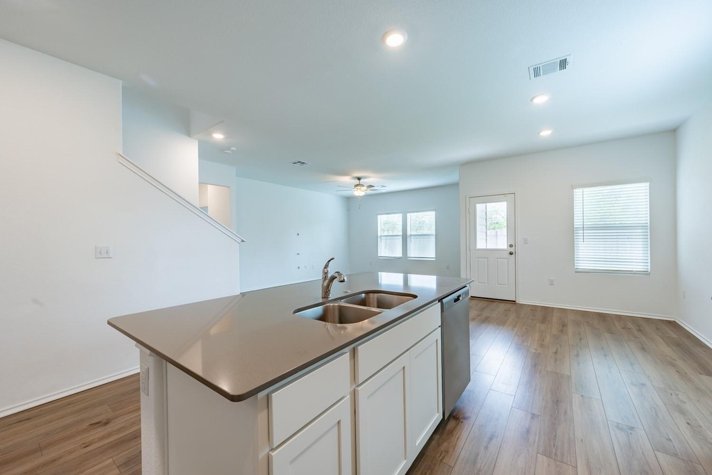 10217 Prague Ct - Photo 9
