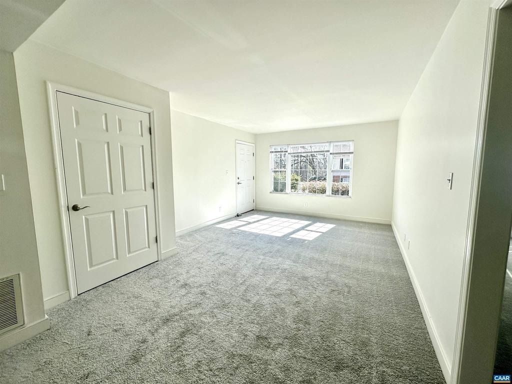 845 Fountain Ct - Photo 4