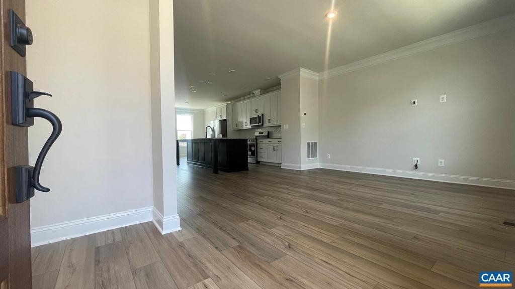 4006 Varick St - Photo 2