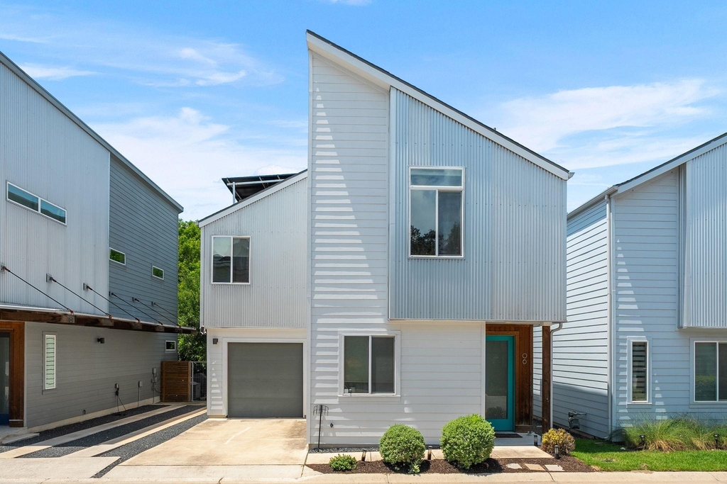 705 N Bluff Dr - Photo 0