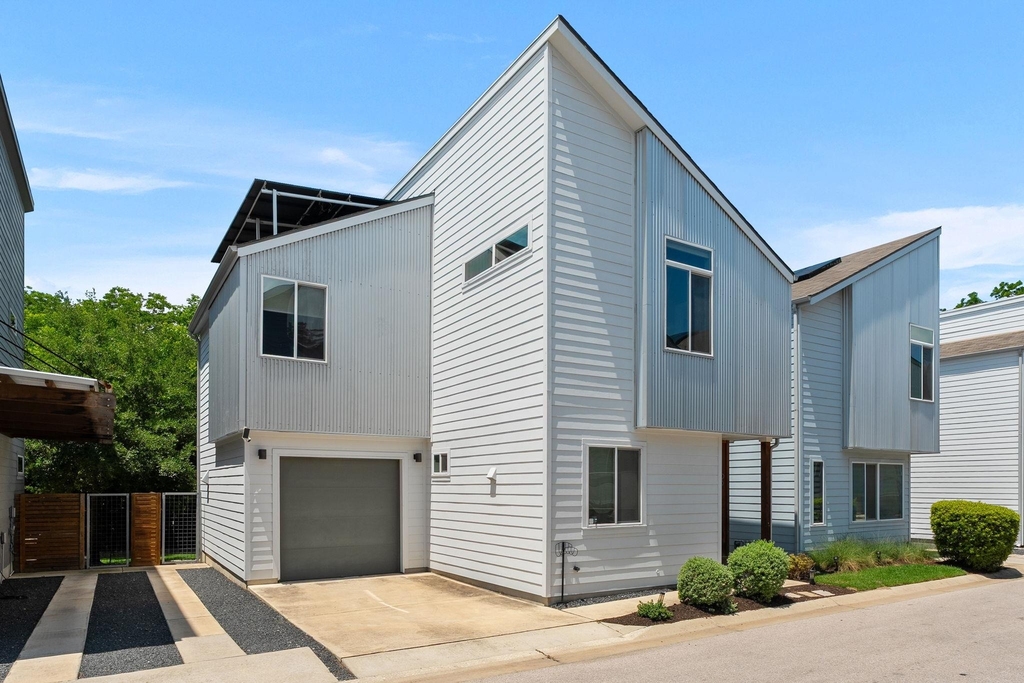 705 N Bluff Dr - Photo 1