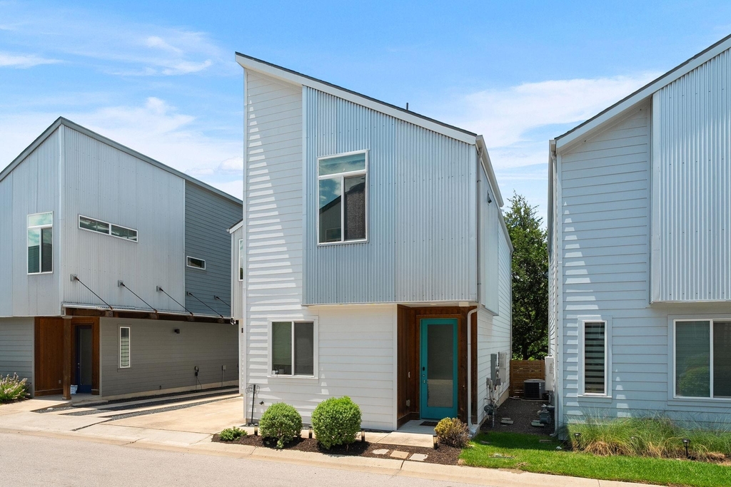 705 N Bluff Dr - Photo 2