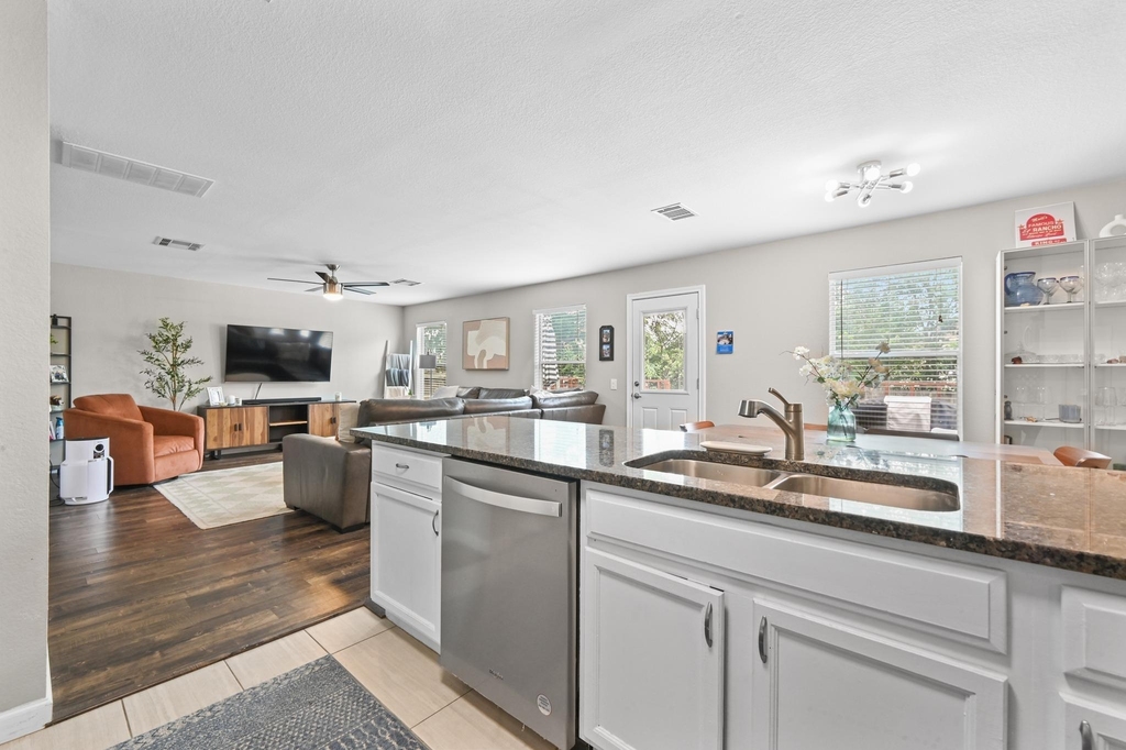 1414 Strickland Dr - Photo 12