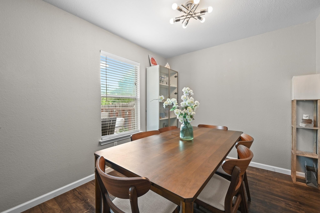 1414 Strickland Dr - Photo 9
