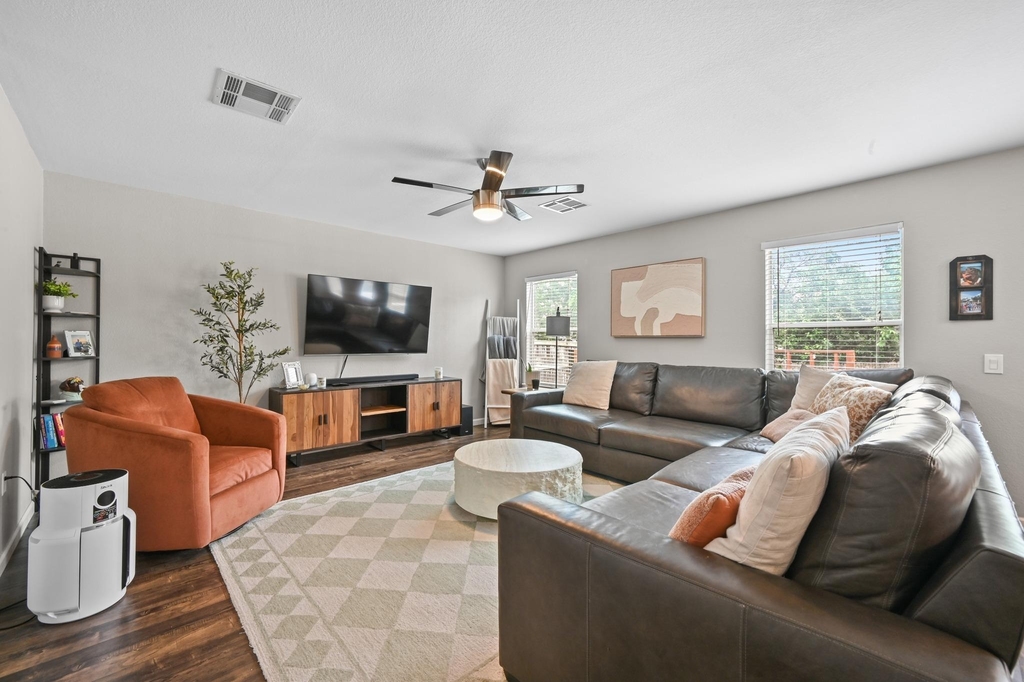 1414 Strickland Dr - Photo 4