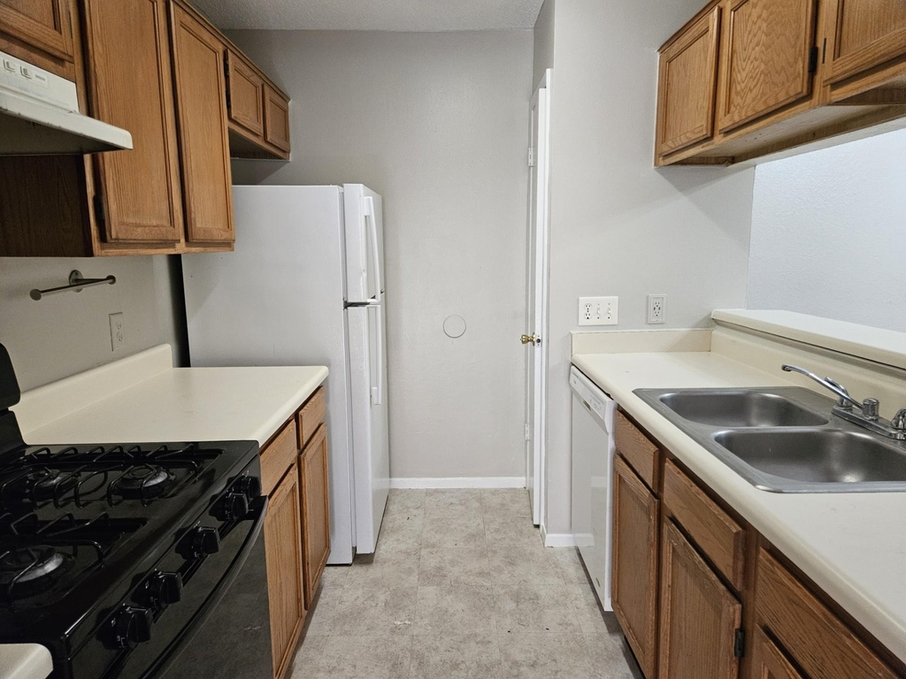 805 Lexington Rd - Photo 1