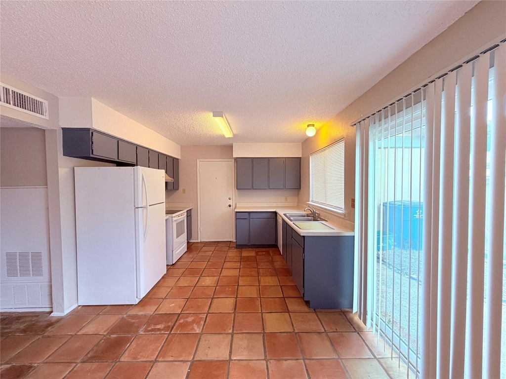 9611 Blue Creek Ln - Photo 9