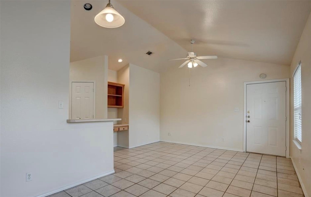 427 Lindsey St - Photo 4