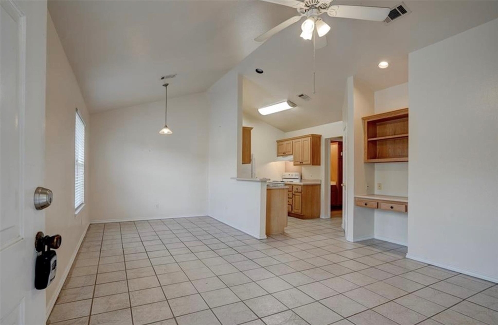 427 Lindsey St - Photo 2
