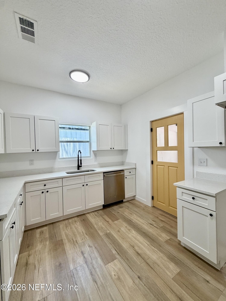 717 King Street - Photo 1