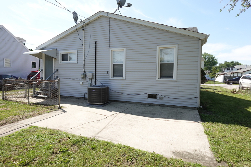 5834 W 89th Place - Photo 2