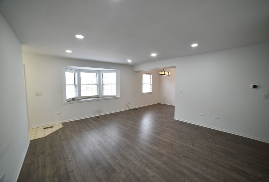 437 N Cambridge Drive - Photo 2