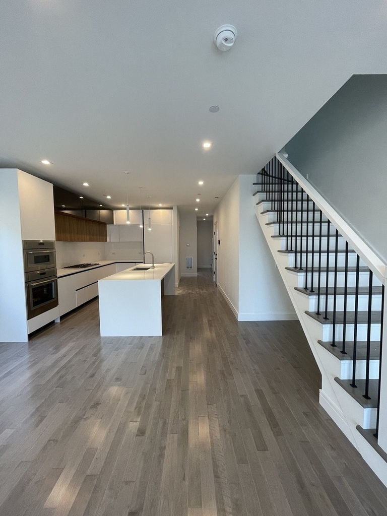 719 N Elizabeth Street - Photo 2