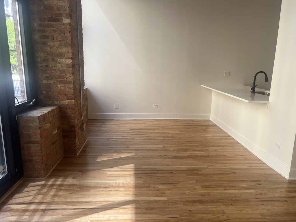 521 W Superior Street - Photo 4