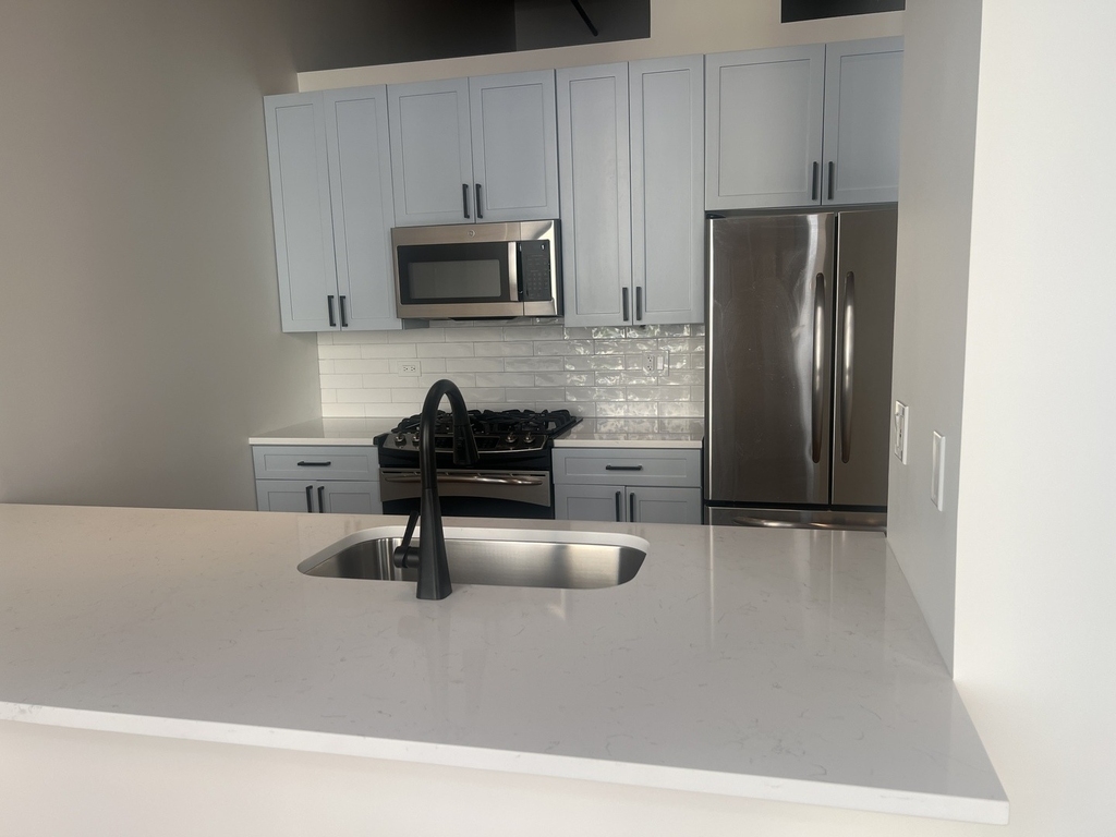 521 W Superior Street - Photo 6