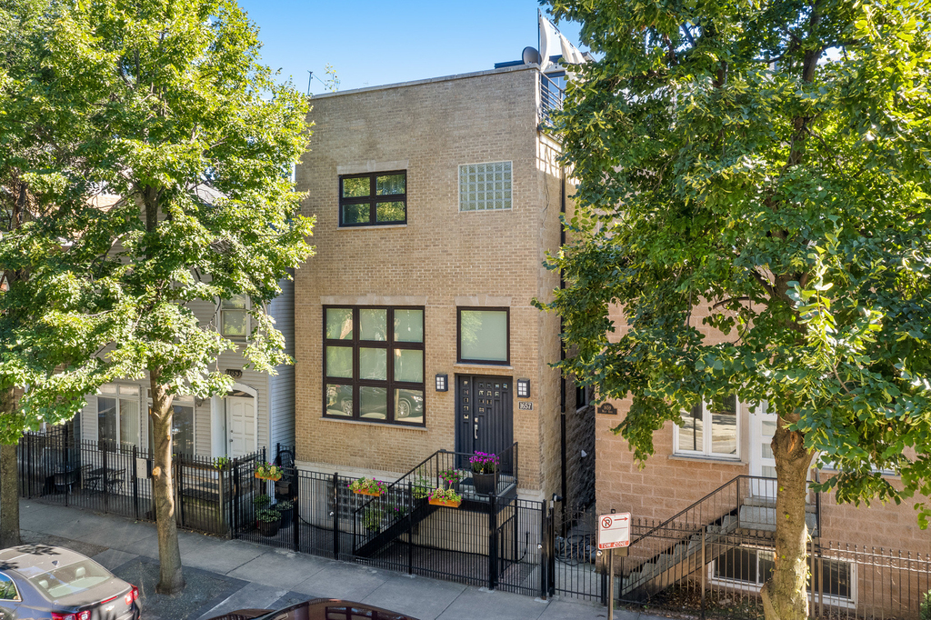1657 W Erie Street - Photo 0