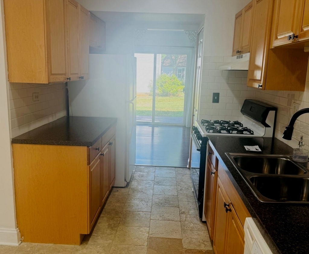 2454 Devonshire Court - Photo 3