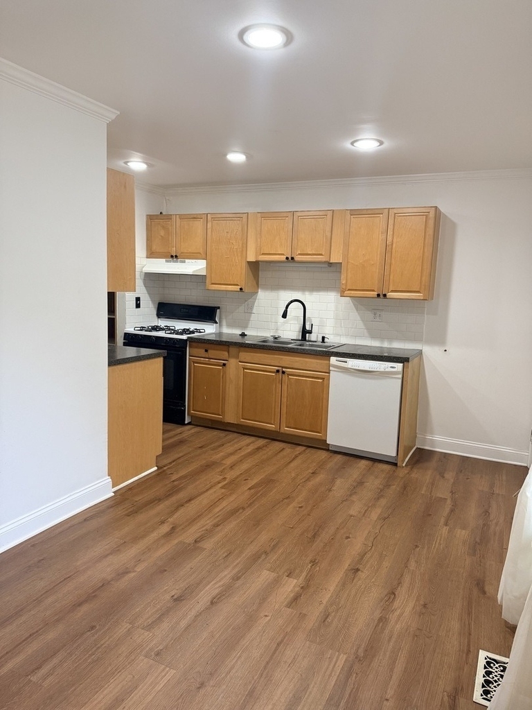 2454 Devonshire Court - Photo 2