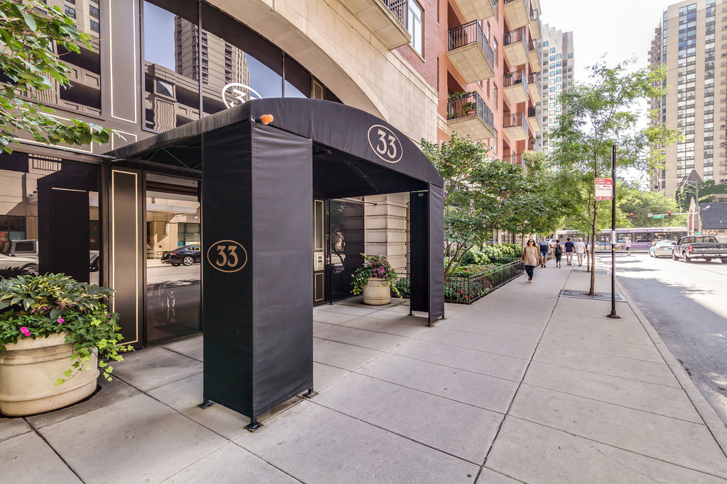 33 W Huron Street - Photo 1