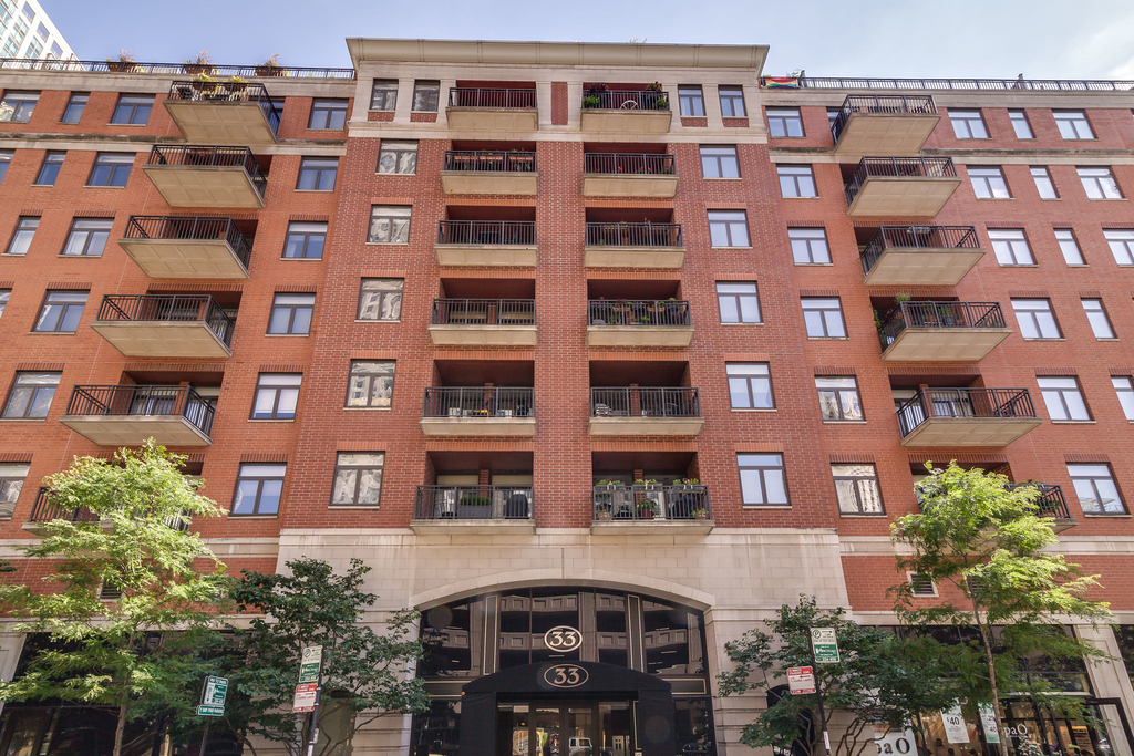 33 W Huron Street - Photo 0