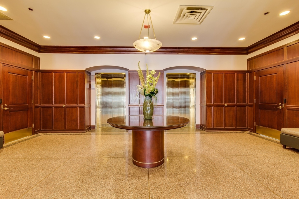 33 W Huron Street - Photo 2