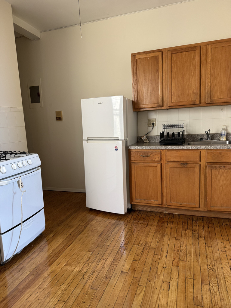 24-35 Steinway Street - Photo 9