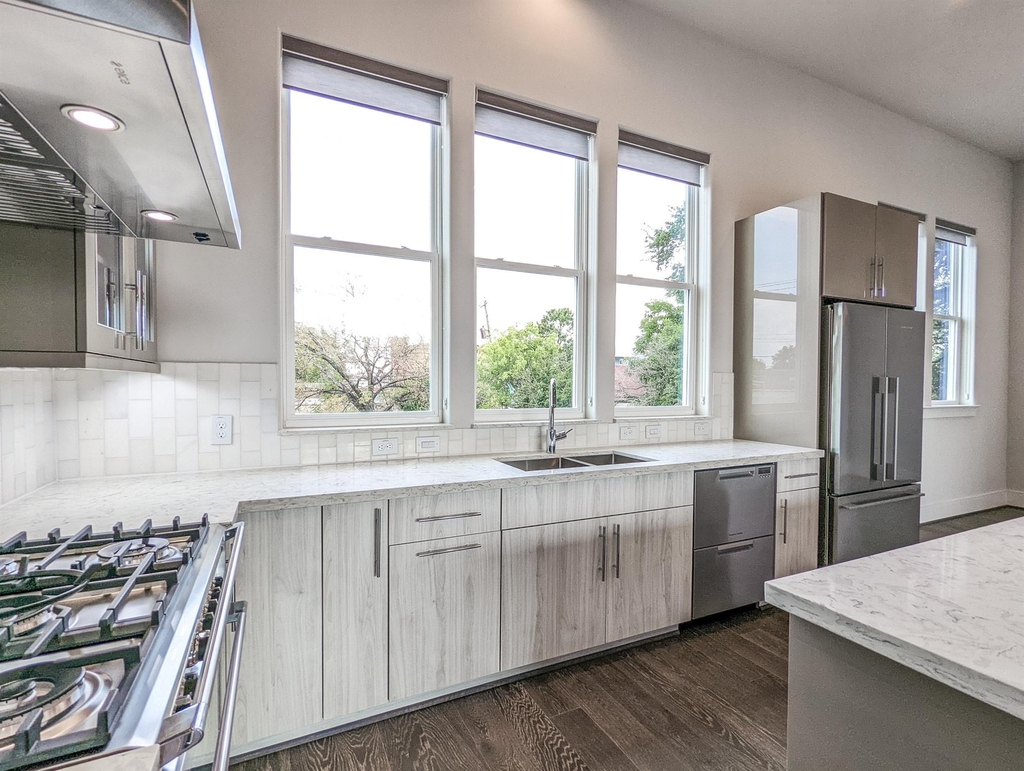 2414 Canal Street - Photo 7