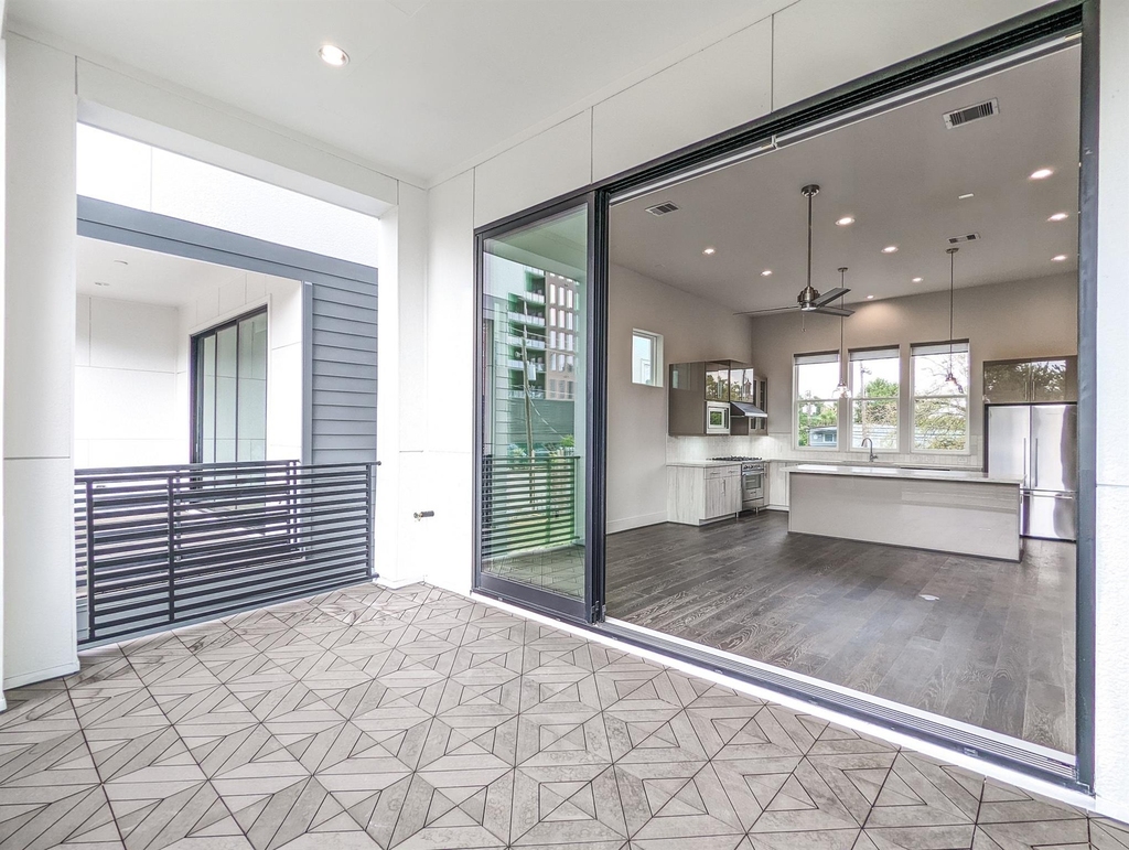 2414 Canal Street - Photo 2