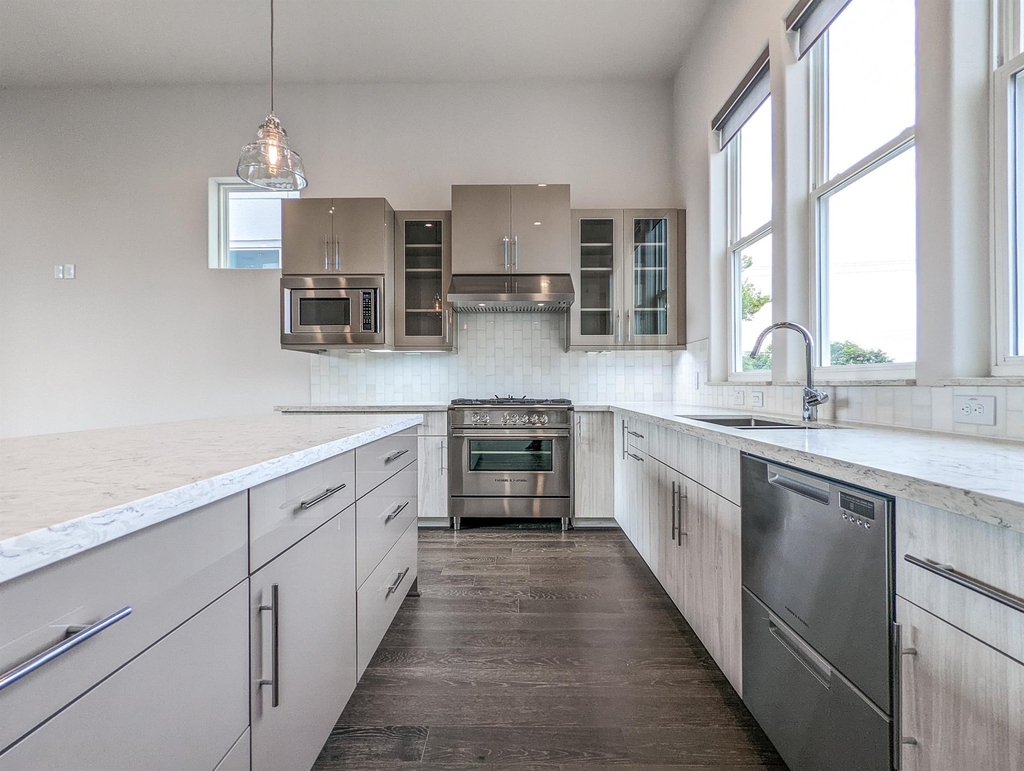 2414 Canal Street - Photo 1