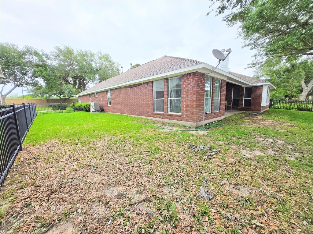 4018 Crystal Lake Circle N - Photo 32