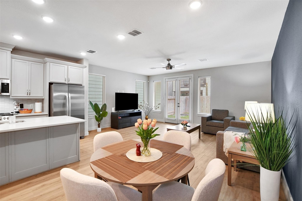 119 E 43rd Street - Photo 10