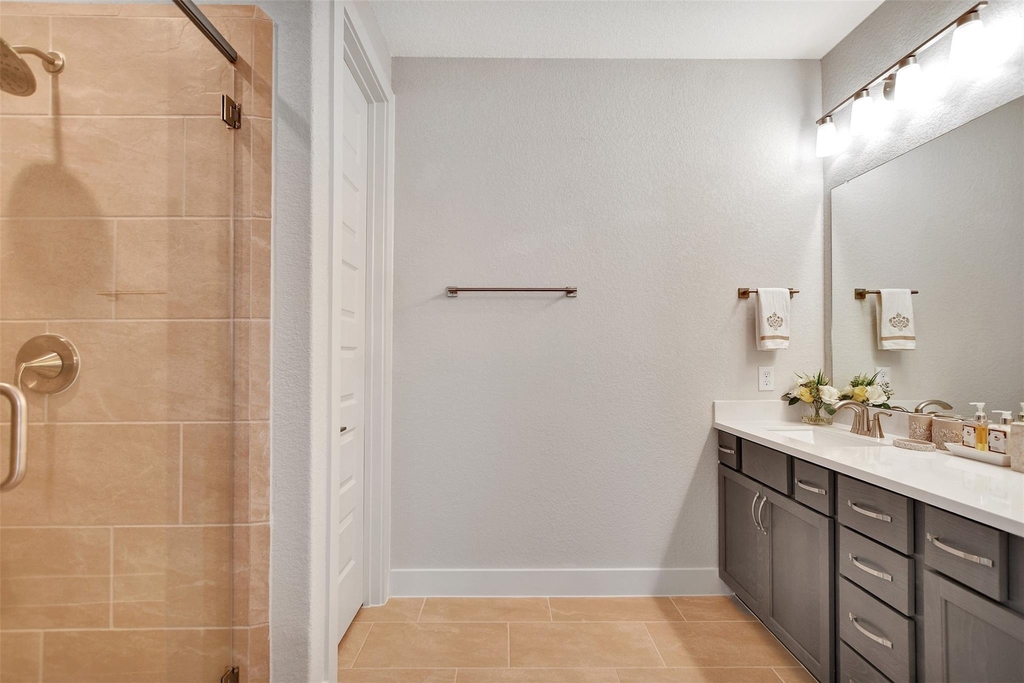 119 E 43rd Street - Photo 25