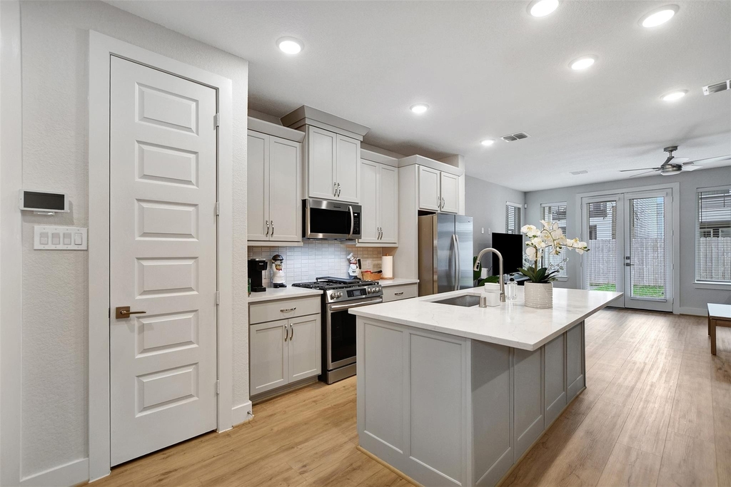119 E 43rd Street - Photo 7
