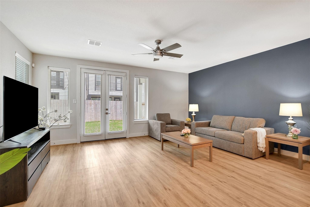 119 E 43rd Street - Photo 11